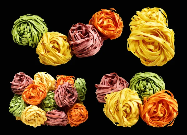 Sarı İtalyan tagliatelle ya da Fettuccine makarnası klasik yığın, yuva yumurtası İtalyan makarnası kırpma yolu ile izole edilmiş, siyah arka planda gölge yok, yemek malzemesi yok