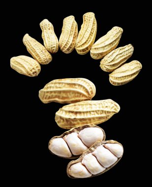 Kesme yolu ile izole edilmiş fıstıklar, siyah arka planda gölge yok, yemek malzemeleri, sağlıklı yiyecekler.