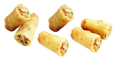 Kırmızıda kızartılmış altın sarısı börekler kırpma yolu ile izole edilmiş, beyaz arka planda gölge yok, Vietnam mutfağı, Çin yemeği
