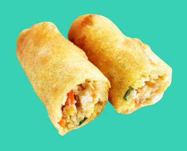 Kırmızıda kızartılmış altın sarısı börekler kırpma yolu ile izole edilmiş, yeşil arka planda gölge yok, Vietnam mutfağı, Çin yemeği