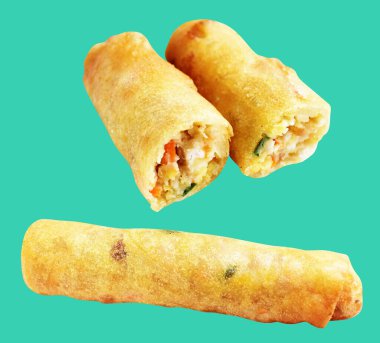 Kırmızıda kızartılmış altın sarısı börekler kırpma yolu ile izole edilmiş, yeşil arka planda gölge yok, Vietnam mutfağı, Çin yemeği