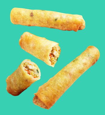Kırmızıda kızartılmış altın sarısı börekler kırpma yolu ile izole edilmiş, yeşil arka planda gölge yok, Vietnam mutfağı, Çin yemeği