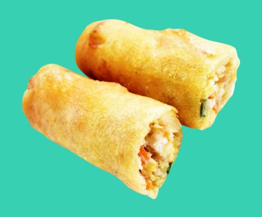 Kırmızıda kızartılmış altın sarısı börekler kırpma yolu ile izole edilmiş, yeşil arka planda gölge yok, Vietnam mutfağı, Çin yemeği