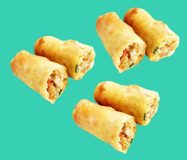 Kırmızıda kızartılmış altın sarısı börekler kırpma yolu ile izole edilmiş, yeşil arka planda gölge yok, Vietnam mutfağı, Çin yemeği