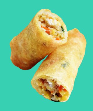 Kırmızıda kızartılmış altın sarısı börekler kırpma yolu ile izole edilmiş, yeşil arka planda gölge yok, Vietnam mutfağı, Çin yemeği