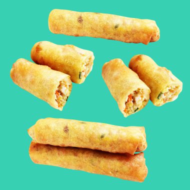 Kırmızıda kızartılmış altın sarısı börekler kırpma yolu ile izole edilmiş, yeşil arka planda gölge yok, Vietnam mutfağı, Çin yemeği
