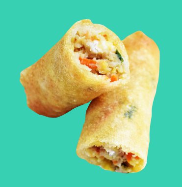 Kırmızıda kızartılmış altın sarısı börekler kırpma yolu ile izole edilmiş, yeşil arka planda gölge yok, Vietnam mutfağı, Çin yemeği