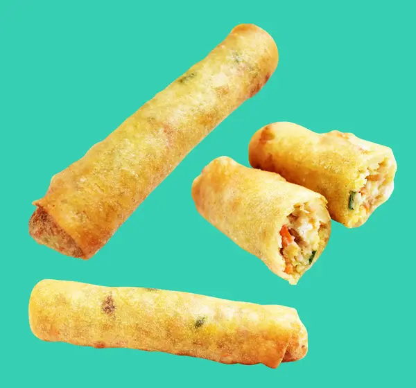 Kırmızıda kızartılmış altın sarısı börekler kırpma yolu ile izole edilmiş, yeşil arka planda gölge yok, Vietnam mutfağı, Çin yemeği