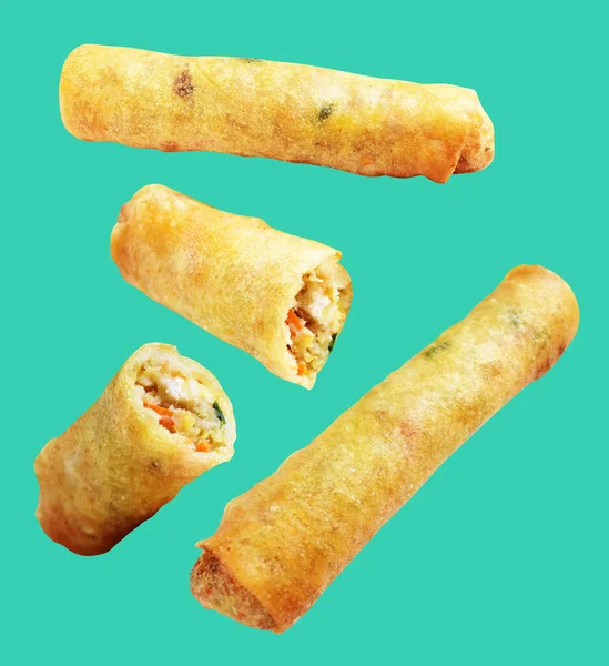 Kırmızıda kızartılmış altın sarısı börekler kırpma yolu ile izole edilmiş, yeşil arka planda gölge yok, Vietnam mutfağı, Çin yemeği