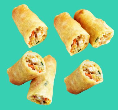 Kırmızıda kızartılmış altın sarısı börekler kırpma yolu ile izole edilmiş, yeşil arka planda gölge yok, Vietnam mutfağı, Çin yemeği