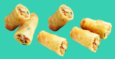 Kırmızıda kızartılmış altın sarısı börekler kırpma yolu ile izole edilmiş, yeşil arka planda gölge yok, Vietnam mutfağı, Çin yemeği