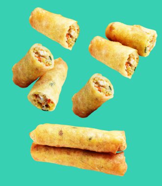 Kırmızıda kızartılmış altın sarısı börekler kırpma yolu ile izole edilmiş, yeşil arka planda gölge yok, Vietnam mutfağı, Çin yemeği