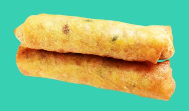 Kırmızıda kızartılmış altın sarısı börekler kırpma yolu ile izole edilmiş, yeşil arka planda gölge yok, Vietnam mutfağı, Çin yemeği