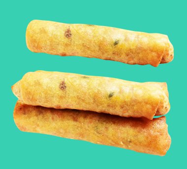 Kırmızıda kızartılmış altın sarısı börekler kırpma yolu ile izole edilmiş, yeşil arka planda gölge yok, Vietnam mutfağı, Çin yemeği