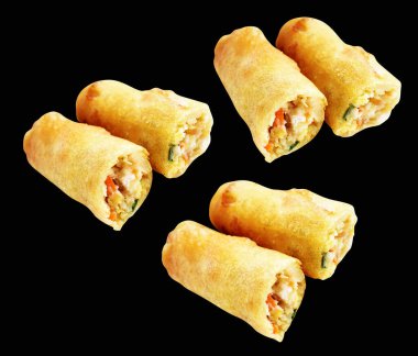 Kırmızıda kızartılmış altın sarısı börekler kırpma yolu ile izole edilmiş, siyah arka planda gölge yok, Vietnam mutfağı, Çin yemeği