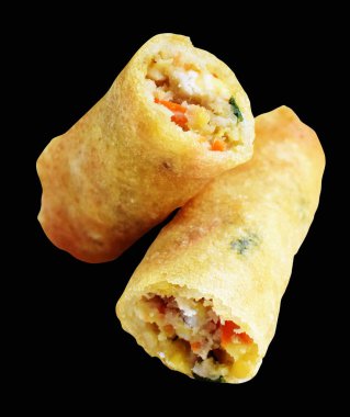 Kırmızıda kızartılmış altın sarısı börekler kırpma yolu ile izole edilmiş, siyah arka planda gölge yok, Vietnam mutfağı, Çin yemeği