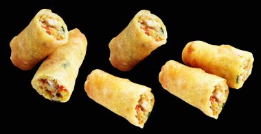 Kırmızıda kızartılmış altın sarısı börekler kırpma yolu ile izole edilmiş, siyah arka planda gölge yok, Vietnam mutfağı, Çin yemeği