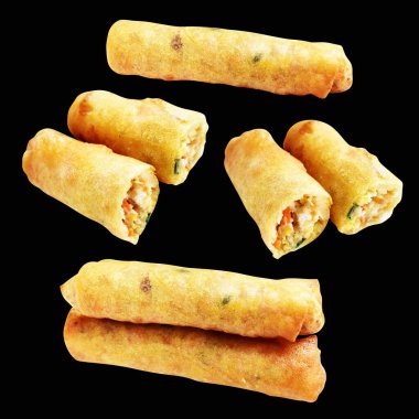 Kırmızıda kızartılmış altın sarısı börekler kırpma yolu ile izole edilmiş, siyah arka planda gölge yok, Vietnam mutfağı, Çin yemeği