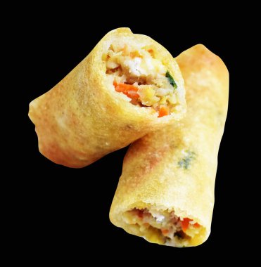 Kırmızıda kızartılmış altın sarısı börekler kırpma yolu ile izole edilmiş, siyah arka planda gölge yok, Vietnam mutfağı, Çin yemeği