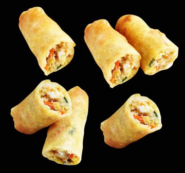 Kırmızıda kızartılmış altın sarısı börekler kırpma yolu ile izole edilmiş, siyah arka planda gölge yok, Vietnam mutfağı, Çin yemeği