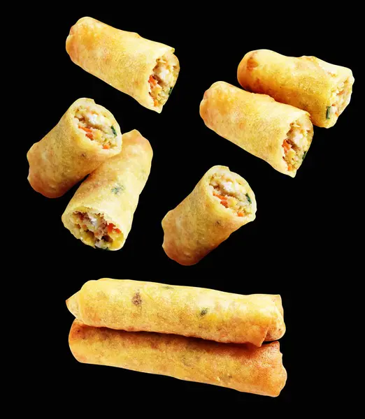 Kırmızıda kızartılmış altın sarısı börekler kırpma yolu ile izole edilmiş, siyah arka planda gölge yok, Vietnam mutfağı, Çin yemeği