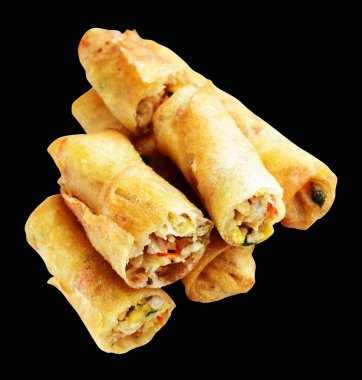 Kırmızıda kızartılmış altın sarısı börekler kırpma yolu ile izole edilmiş, siyah arka planda gölge yok, Vietnam mutfağı, Çin yemeği