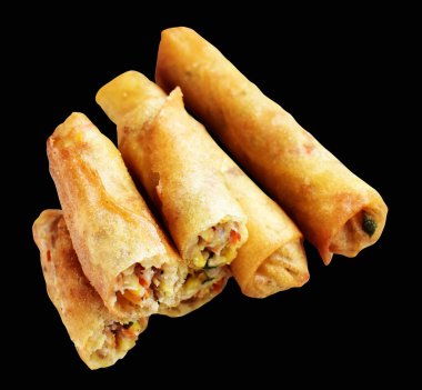 Kırmızıda kızartılmış altın sarısı börekler kırpma yolu ile izole edilmiş, siyah arka planda gölge yok, Vietnam mutfağı, Çin yemeği