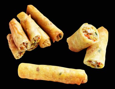 Kırmızıda kızartılmış altın sarısı börekler kırpma yolu ile izole edilmiş, siyah arka planda gölge yok, Vietnam mutfağı, Çin yemeği