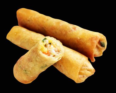 Kırmızıda kızartılmış altın sarısı börekler kırpma yolu ile izole edilmiş, siyah arka planda gölge yok, Vietnam mutfağı, Çin yemeği