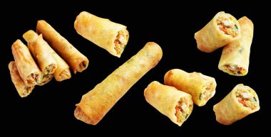 Kırmızıda kızartılmış altın sarısı börekler kırpma yolu ile izole edilmiş, siyah arka planda gölge yok, Vietnam mutfağı, Çin yemeği