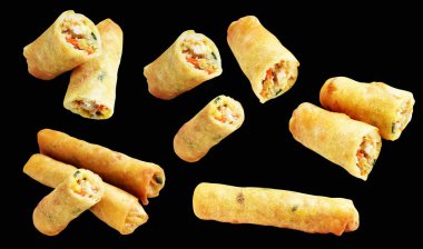 Kırmızıda kızartılmış altın sarısı börekler kırpma yolu ile izole edilmiş, siyah arka planda gölge yok, Vietnam mutfağı, Çin yemeği