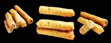 Kırmızıda kızartılmış altın sarısı börekler kırpma yolu ile izole edilmiş, siyah arka planda gölge yok, Vietnam mutfağı, Çin yemeği