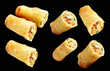 Kırmızıda kızartılmış altın sarısı börekler kırpma yolu ile izole edilmiş, siyah arka planda gölge yok, Vietnam mutfağı, Çin yemeği