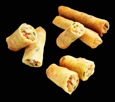 Kırmızıda kızartılmış altın sarısı börekler kırpma yolu ile izole edilmiş, siyah arka planda gölge yok, Vietnam mutfağı, Çin yemeği