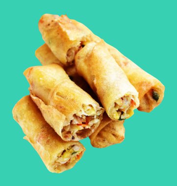 Kırmızıda kızartılmış altın sarısı börekler kırpma yolu ile izole edilmiş, yeşil arka planda gölge yok, Vietnam mutfağı, Çin yemeği