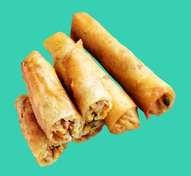 Kırmızıda kızartılmış altın sarısı börekler kırpma yolu ile izole edilmiş, yeşil arka planda gölge yok, Vietnam mutfağı, Çin yemeği