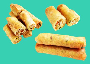 Kırmızıda kızartılmış altın sarısı börekler kırpma yolu ile izole edilmiş, yeşil arka planda gölge yok, Vietnam mutfağı, Çin yemeği