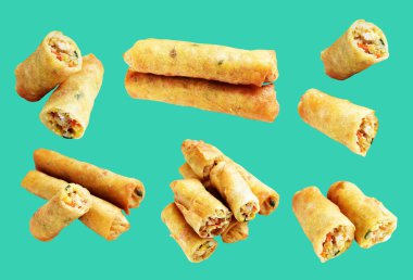 Kırmızıda kızartılmış altın sarısı börekler kırpma yolu ile izole edilmiş, yeşil arka planda gölge yok, Vietnam mutfağı, Çin yemeği