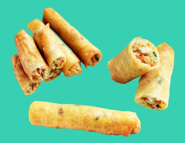 Kırmızıda kızartılmış altın sarısı börekler kırpma yolu ile izole edilmiş, yeşil arka planda gölge yok, Vietnam mutfağı, Çin yemeği