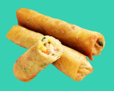 Kırmızıda kızartılmış altın sarısı börekler kırpma yolu ile izole edilmiş, yeşil arka planda gölge yok, Vietnam mutfağı, Çin yemeği