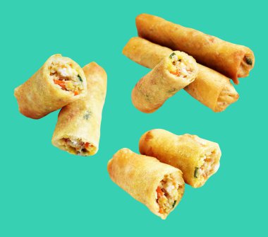 Kırmızıda kızartılmış altın sarısı börekler kırpma yolu ile izole edilmiş, yeşil arka planda gölge yok, Vietnam mutfağı, Çin yemeği