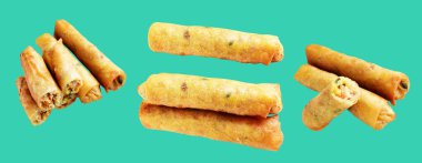 Kırmızıda kızartılmış altın sarısı börekler kırpma yolu ile izole edilmiş, yeşil arka planda gölge yok, Vietnam mutfağı, Çin yemeği