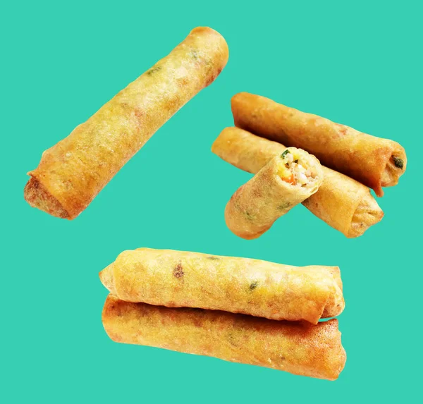 Kırmızıda kızartılmış altın sarısı börekler kırpma yolu ile izole edilmiş, yeşil arka planda gölge yok, Vietnam mutfağı, Çin yemeği