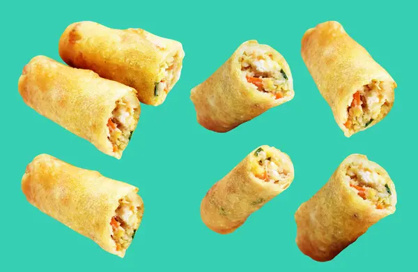 Kırmızıda kızartılmış altın sarısı börekler kırpma yolu ile izole edilmiş, yeşil arka planda gölge yok, Vietnam mutfağı, Çin yemeği