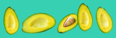 Avokado yarısı ya da kesme yolu ile izole edilmiş dilim, yeşil arka planda gölge yok