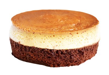 Fırınlanmış karamel gateau flan ya da kremalı şifon kek, Karamelli flan şifonlu kek izole edilmiş, beyaz arka planda kırpma yolu olmayan gölge yok.