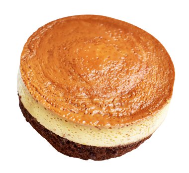 Fırınlanmış karamel gateau flan ya da kremalı şifon kek, Karamelli flan şifonlu kek izole edilmiş, beyaz arka planda kırpma yolu olmayan gölge yok.