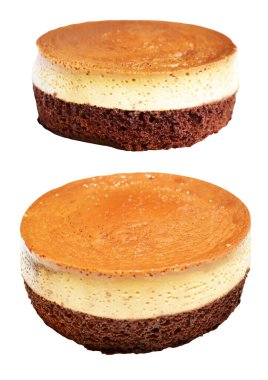 Fırınlanmış karamel gateau flan ya da kremalı şifon kek, Karamelli flan şifonlu kek izole edilmiş, beyaz arka planda kırpma yolu olmayan gölge yok.
