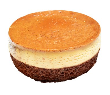 Fırınlanmış karamel gateau flan ya da kremalı şifon kek, Karamelli flan şifonlu kek izole edilmiş, beyaz arka planda kırpma yolu olmayan gölge yok.
