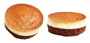Fırınlanmış karamel gateau flan ya da kremalı şifon kek, Karamelli flan şifonlu kek izole edilmiş, beyaz arka planda kırpma yolu olmayan gölge yok.